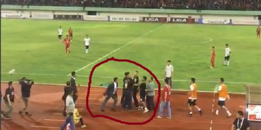 VIDEO - Official Cilegon United Berkelahi dengan Pengawas Pertandingan Saat Laga Kontra Persis Solo Berlangsung