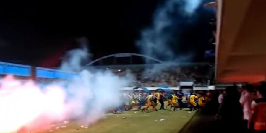 VIDEO - Aduh! Semifinal Piala Soeratin 2017 Berakhir Ricuh hingga Ada Flare di Bench 