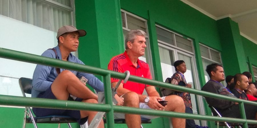 Sambil Bawa Payung, Pelatih Arema FC Pantau Bhayangkara FC Lawan PSIS Semarang