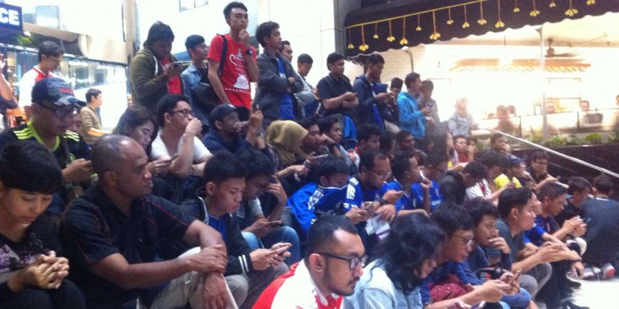 Suasana Nonton Bareng Laga Bali United Vs Arema FC oleh Aremania di Jalanan Kota Malang