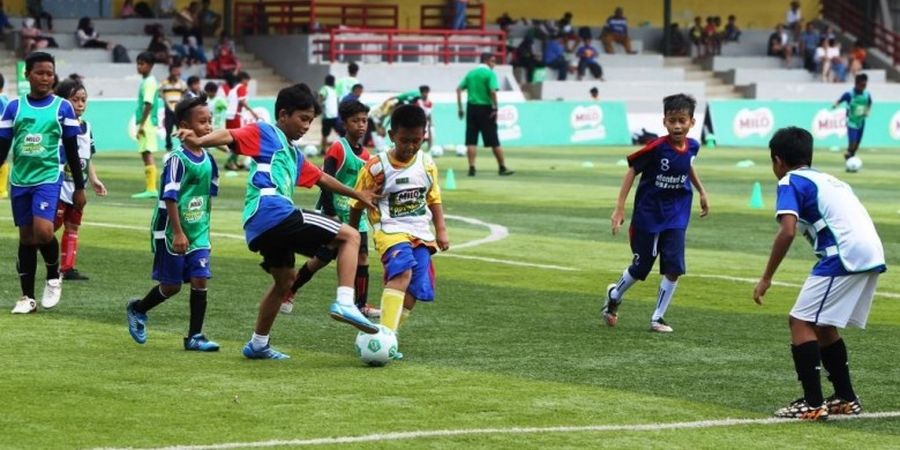 Ketika Anak-anak Usia Sekolah Dilatih Mantan Pesepak Bola Nasional