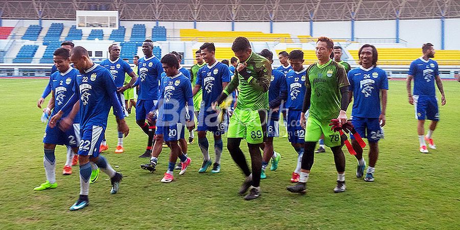 Diguyur Hujan, Persib Bandung Tetap Latihan