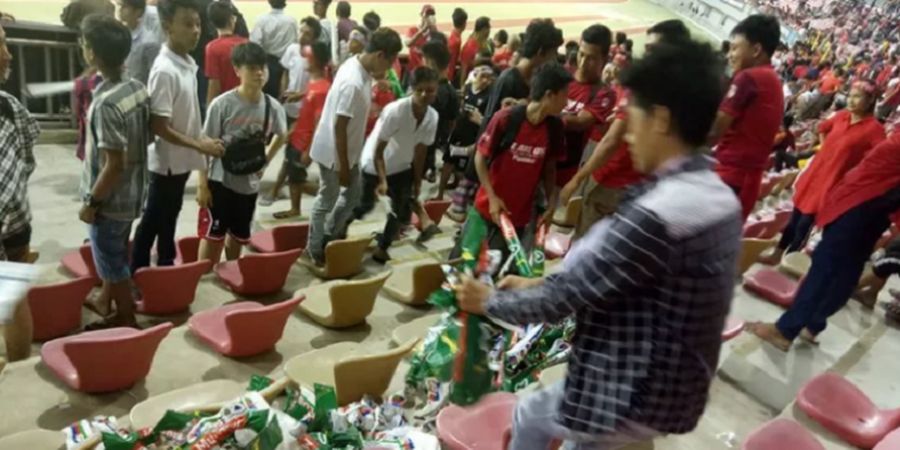 Piala AFF 2018  -  Fan Myanmar Lakukan Aksi Bersih-Bersih Stadion Usai Menyaksikan Timnya Kalahkan Kamboja