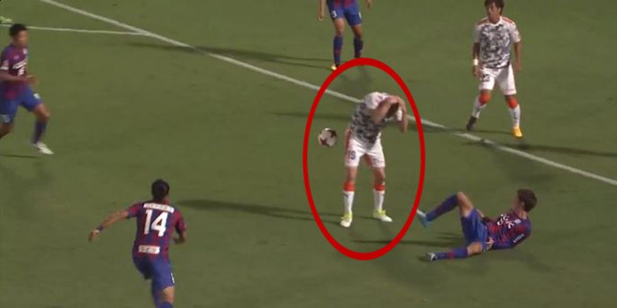 VIDEO - Umpan Cuek Sesungguhnya, Pemain Liga Jepang Ini Berikan Asis Saat Sedang Kesakitan