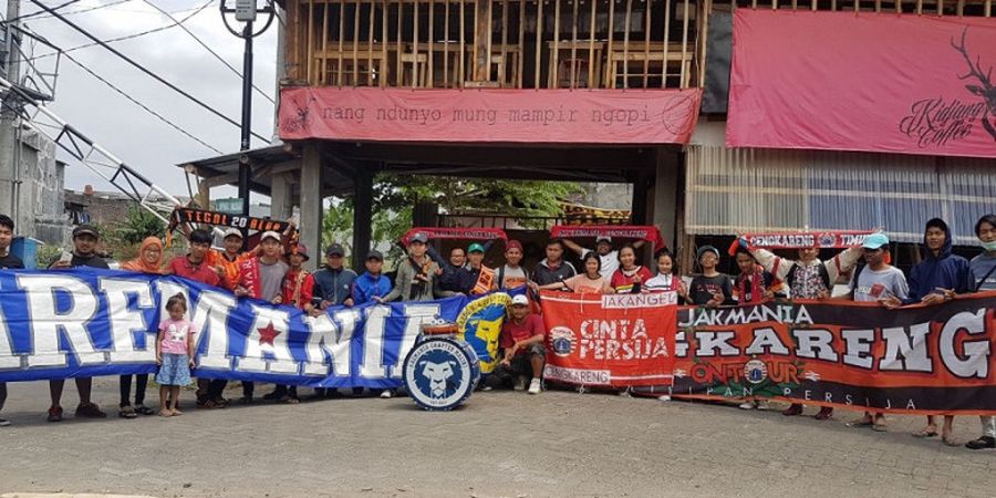 Salut! Keharmonisan Aremania dan The Jakmania Tertuang Dalam Sebuah Warung Kopi di Kota Malang