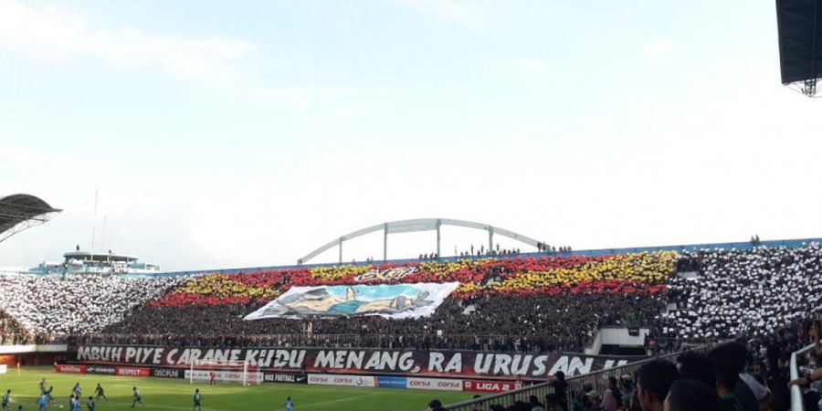 Koreografi Brigata Curva Sud Iringi Langkah PSS Sleman Menuju Semifinal