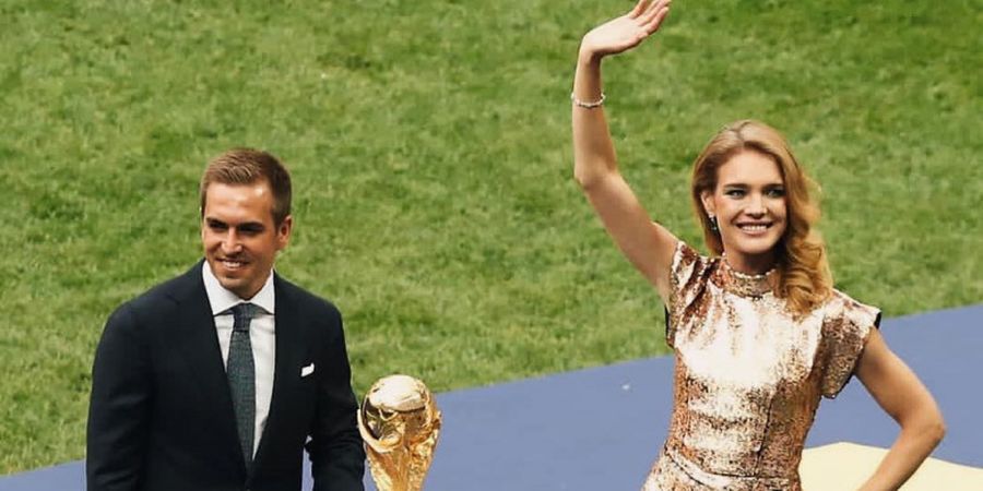 Gugup Jadi Sorotan Jutaan Pasang Mata, Natalia Vodianova Sempat Lakukan Hal Konyol Sebelum Pamerkan Trofi Piala Dunia 