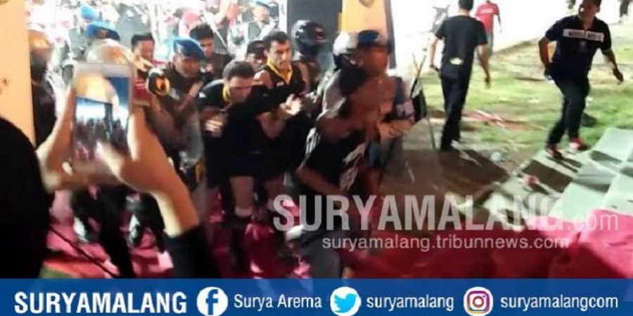 VIDEO - Wasit Asing yang Pimpin Laga Madura United Kontra Borneo FC Harus Diamankan dari Serangan Suporter