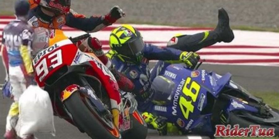 12 Meme Lucu Insiden Marc Marquez Jatuhkan Valentino Rossi Ini Dijamin Bikin Ngakak, Nomor 3 Parah Banget!