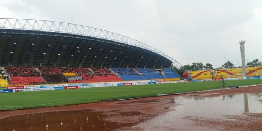 Hujan Deras Tak Surutkan Niat Suporter untuk Sesaki Stadion Gelora Sriwijaya