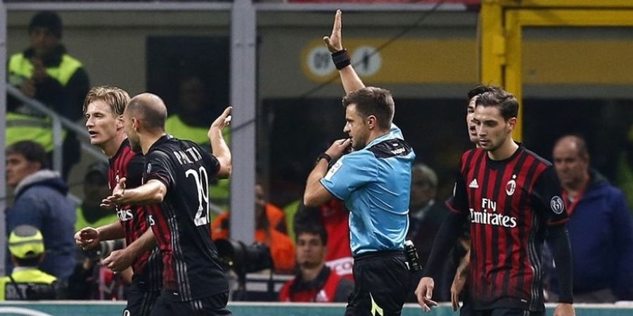 Dampak dari Pemain Milan Mengerumuni Wasit