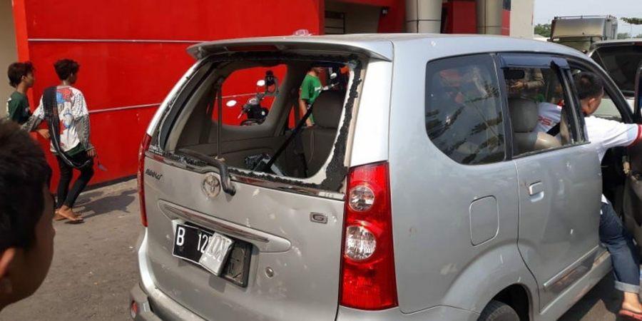Kacau! Mobil PS Tira Dirusak Oknum Suporter Menjelang Laga Persija Jakarta Vs Persebaya Surabaya