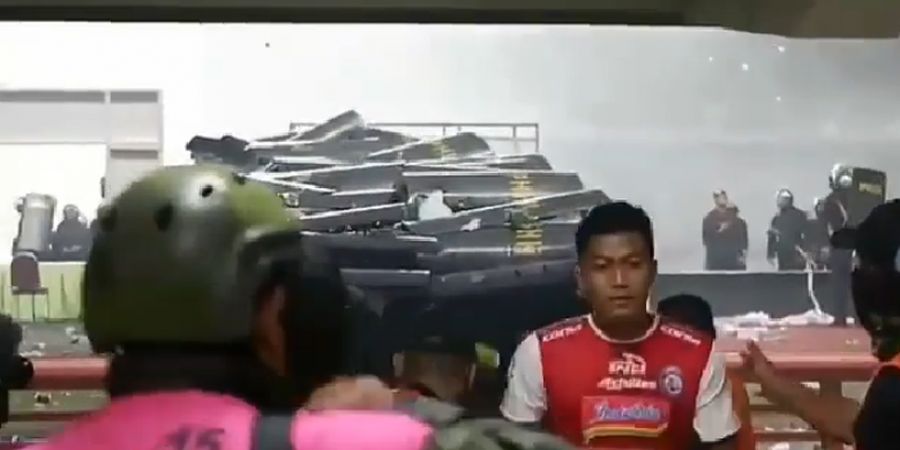 VIDEO - Pemain Arema FC Diserang Saat Masuk Ruang Ganti usai Lawan Persebaya