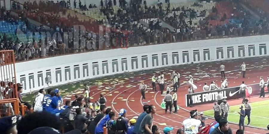 VIDEO - Rusuh Setelah Persib Bandung U-19 Kalah, Bangku Stadion Wibawa Mukti Beterbangan