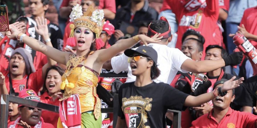 Ada Penari Bali di Tribun Suporter Bali United 