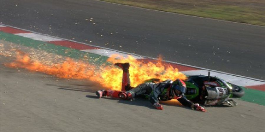 VIDEO - Mengerikan, Pebalap Superbike Nyaris Terbakar bersama Motornya