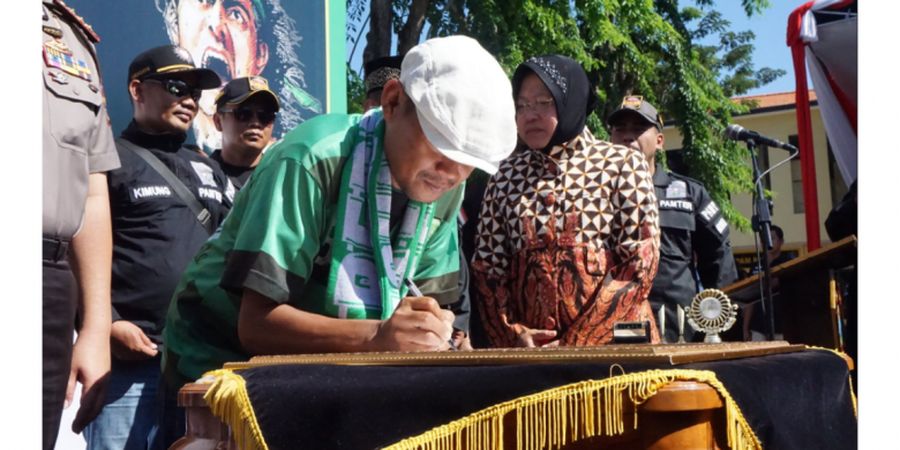 Walikota Surabaya Tri RIsmaharini Ikut Tanda Tangani Deklarasi Damai Antara Bonek dengan PSHT