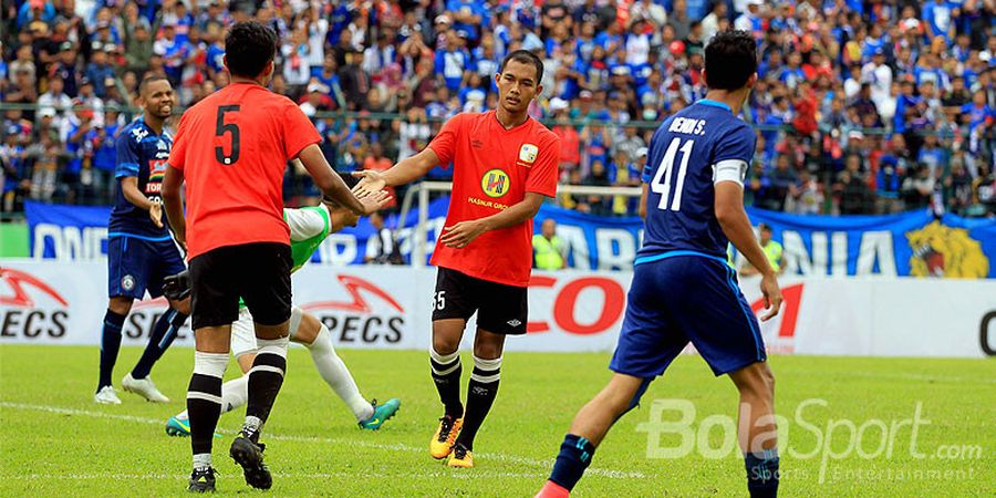 Barito Putera Vs Arema FC - Diwarnai Adu Fisik, Skor Kaca Mata Tutup Babak Pertama