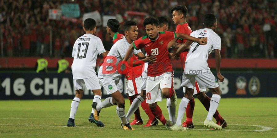 Meski Bersaing Sengit, Timnas U-16 Indonesia dan Kamboja Kompak Tunjukkan Solidaritas Demi Kemanusiaan 