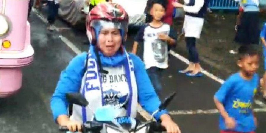Bobotoh Ini Menangis saat Kawal Arak-arakan Persib U-19 di Bandung