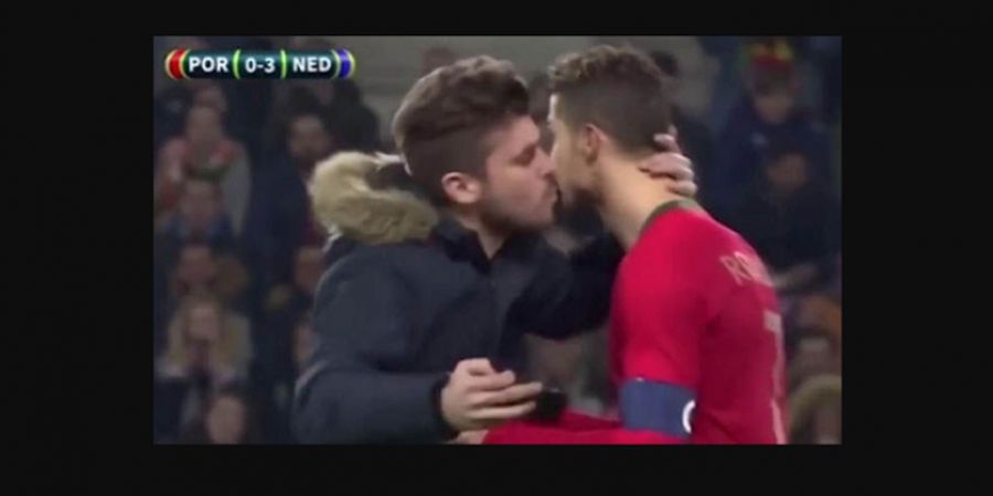 Bikin Syok! Hampir Saja Cristiano Ronaldo Berciuman dengan Penggemarnya