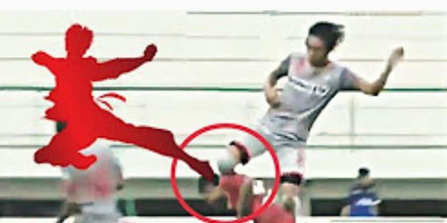 VIDEO - Berbahaya! Pemain Martapura FC Tendang Kepala Lawannya Seperti Atraksi Kungfu
