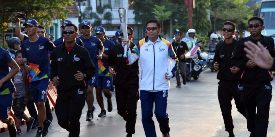 Irjen Polisi Royke Lumowa Ikut Membawa Obor Asian Games 2018 di Makassar