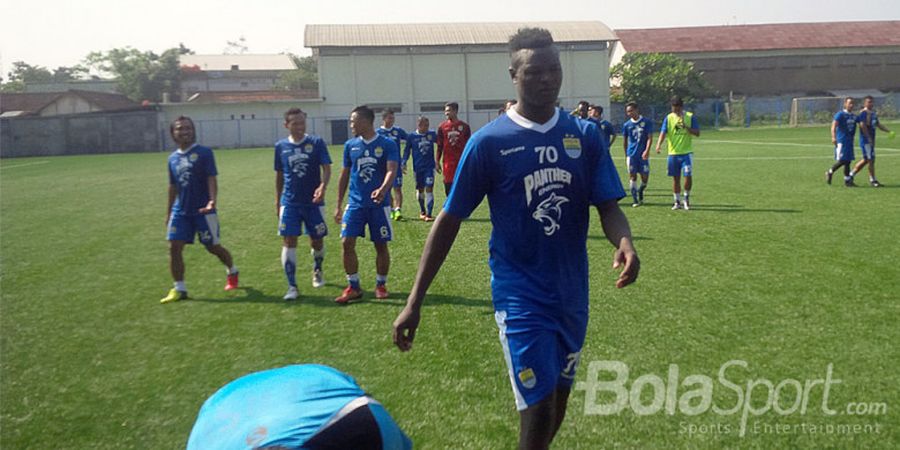 Diminati Banyak Klub, Ezechiel N'Douassel Pilih Bertahan di Persib Bandung