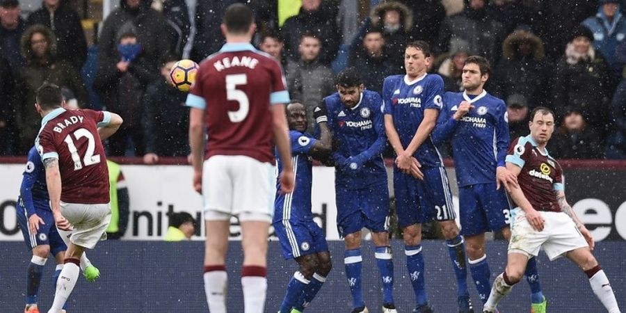 Keberuntungan di Balik Sepakan Bebas Pemain Anyar Burnley