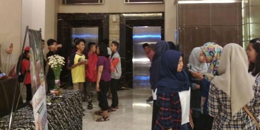Demi Bertemu Idola Masyarakat Jember Rela Menunggu Lama di Area Hotel Timnas U-19 Indonesia, Ini Antisipasi Petugas Keamanan