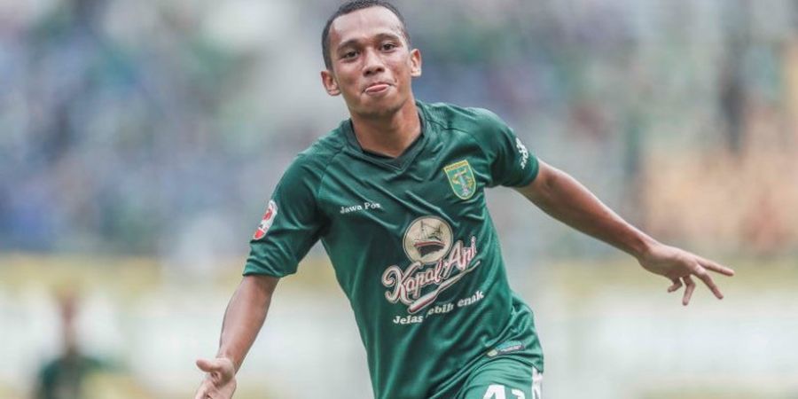 Berita Liga 1 2018  - Pulang ke Sulsel, Irfan Jaya Bagikan Jersey Persebaya ke Anak SSB 