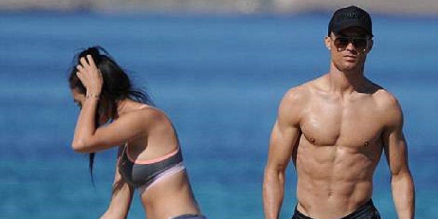 10 Pose Seksi Mesra Basah-basahan Cristiano Ronaldo dan Georgina Rodriguez Ketika di Pantai, Menggoda Iman Banget!