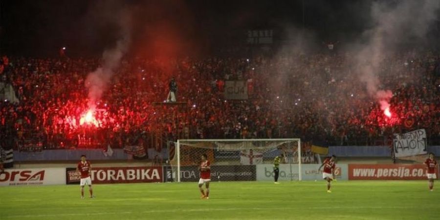 Ada Cerawat, Bom Asap, dan Pelemparan Petasan, Persija Pun Pasrah