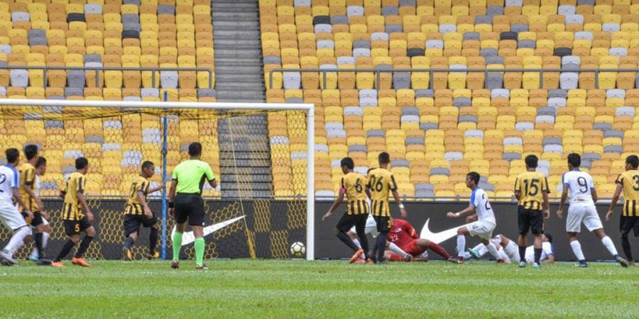Pemain Timnas U-16  Malaysia Pasang Bendera Indonesia Terbalik