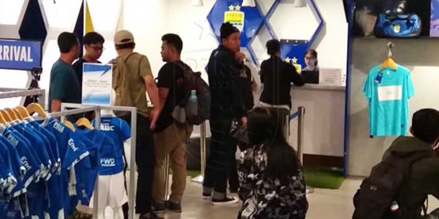 Hari Pertama Pembukaan Holiday Sale, Bobotoh Serbu Persib Merchandise Store