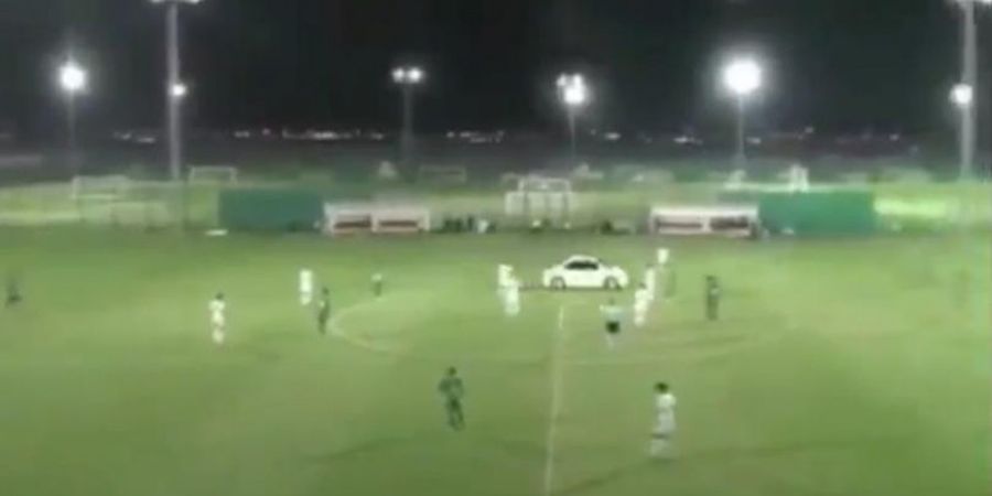 VIDEO - Mobil Terobos Masuk Lapangan Saat Pertandingan Sepak Bola Berlangsung