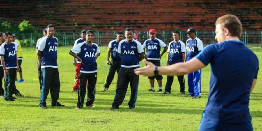 Tim Pelatih Tottenham Tularkan Ilmu di Ambon