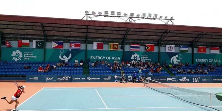 Tenis Asian Games 2018 - Panasnya Palembang Bikin Penonton Andalkan Kipas Portabel dan Payung