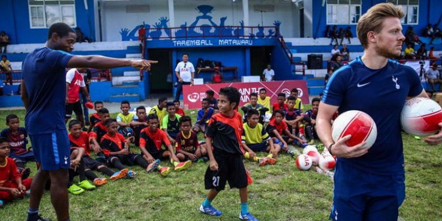 Anak-anak dari Kampung Sepak Bola Maluku Tengah Berkesempatan Belajar dari Pelatih Akademi Tottenham