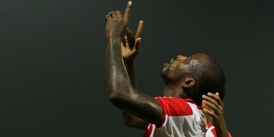 Greg Nwokolo Dipastikan Tetap Bertahan di Madura United