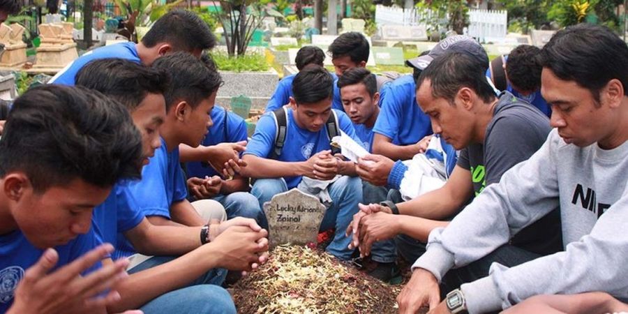 Skuat Muda Arema Ziarah ke Makam Pendiri Klub