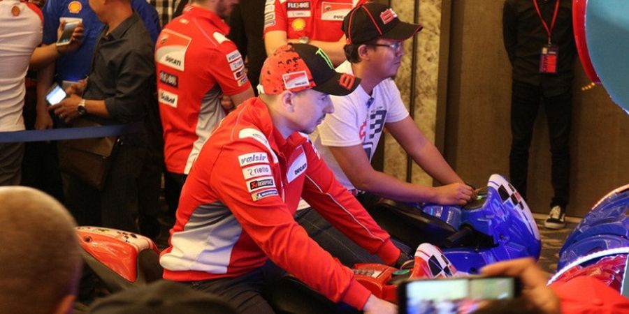 Mainkan Simulator MotoGP, Ibu Hamil Ini Sukses Kalahkan Jorge Lorenzo