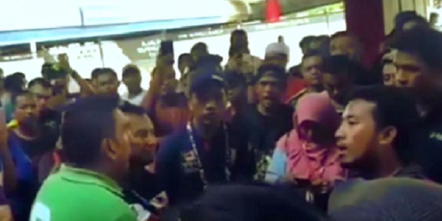 VIDEO - Pendukung Malaysia Lakukan Protes Karena Kehabisan Tiket Semifinal Malaysia Vs Indonesia di SEA Games 2017