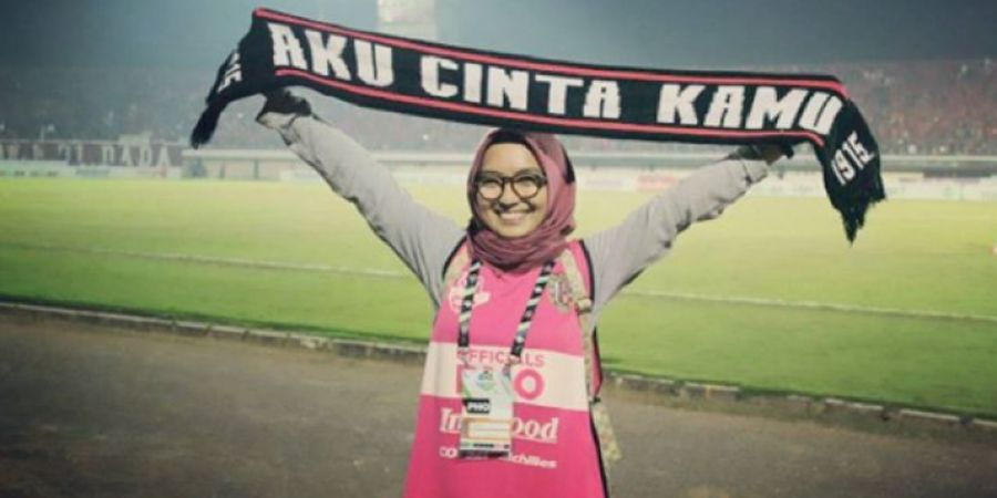 Mahasiswi Cantik Ini Begitu Nge-fan dengan PSM Makassar