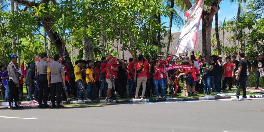 Suporter Sepak Bola Serbu Venue Kongres PSSI di Bali