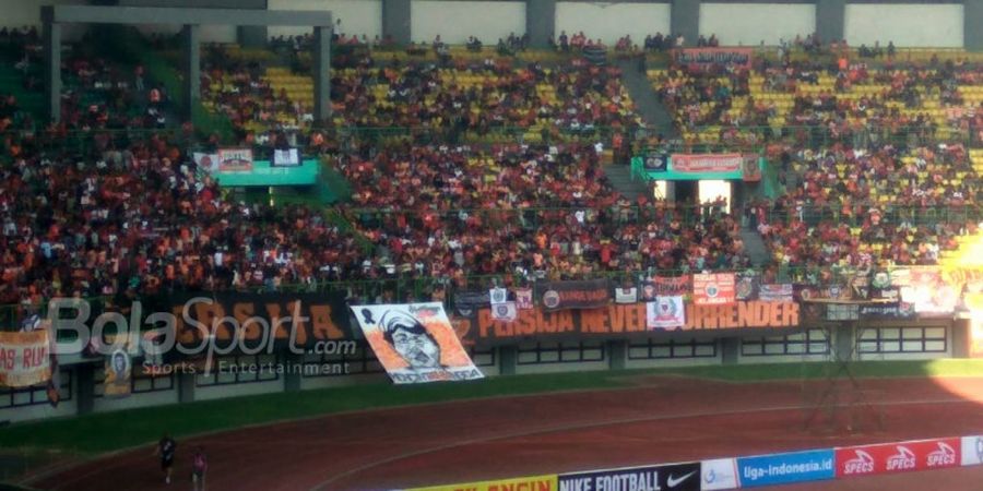 Persija Vs Perseru - Seorang The Jak Mania Dilarikan Pakai Ambulans