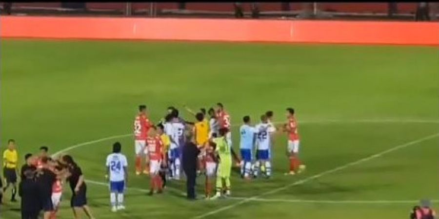 Waduh, Asisten Pelatih Persib Bandung Ini Terlibat Perselisihan dengan Pemain Bali United