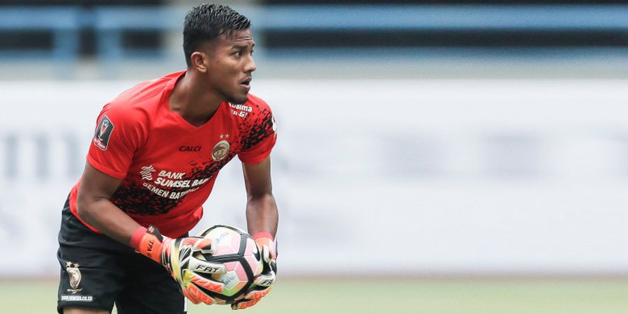 Madura United Vs Sriwijaya FC - Aksi Teja Paku Alam Tepis Penalti Warnai Hasil Kacamata di Babak Pertama