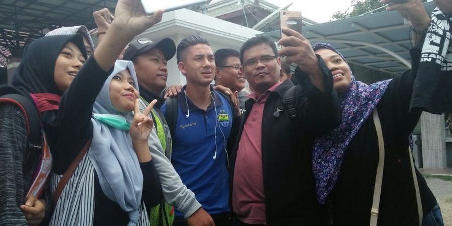 Waduh, Pemain Persib Bandung Ini Hampir Ketinggalan Bus karena Dikerubungi Bobotoh