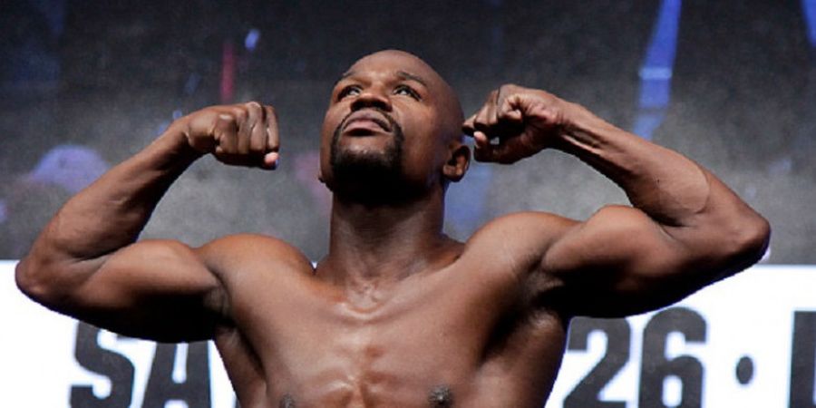 Mayweather vs McGregor - Kalahkan McGregor, Mayweather Dapat Pelukan Romantis dari Wanita Seksi dan Cantik Ini